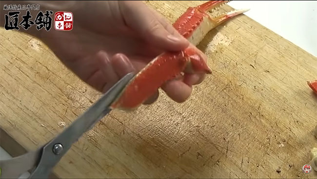 カニの爪の殻を切っている所